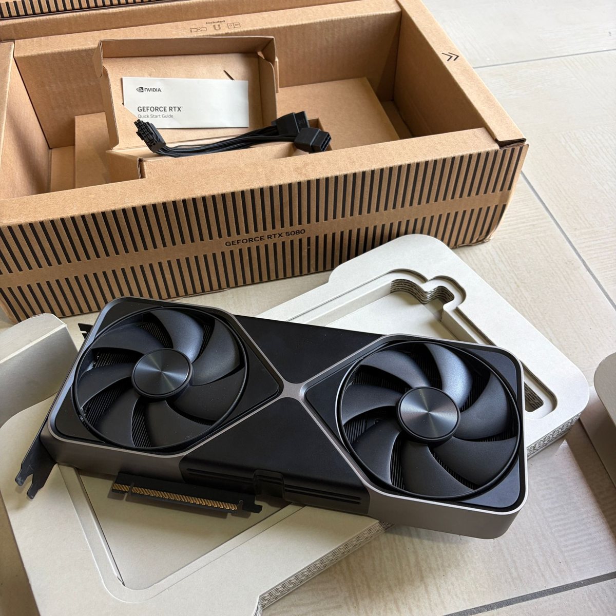 NVIDIA GeForce RTX 5080 Founders Edition 16 GB Ansicht 2