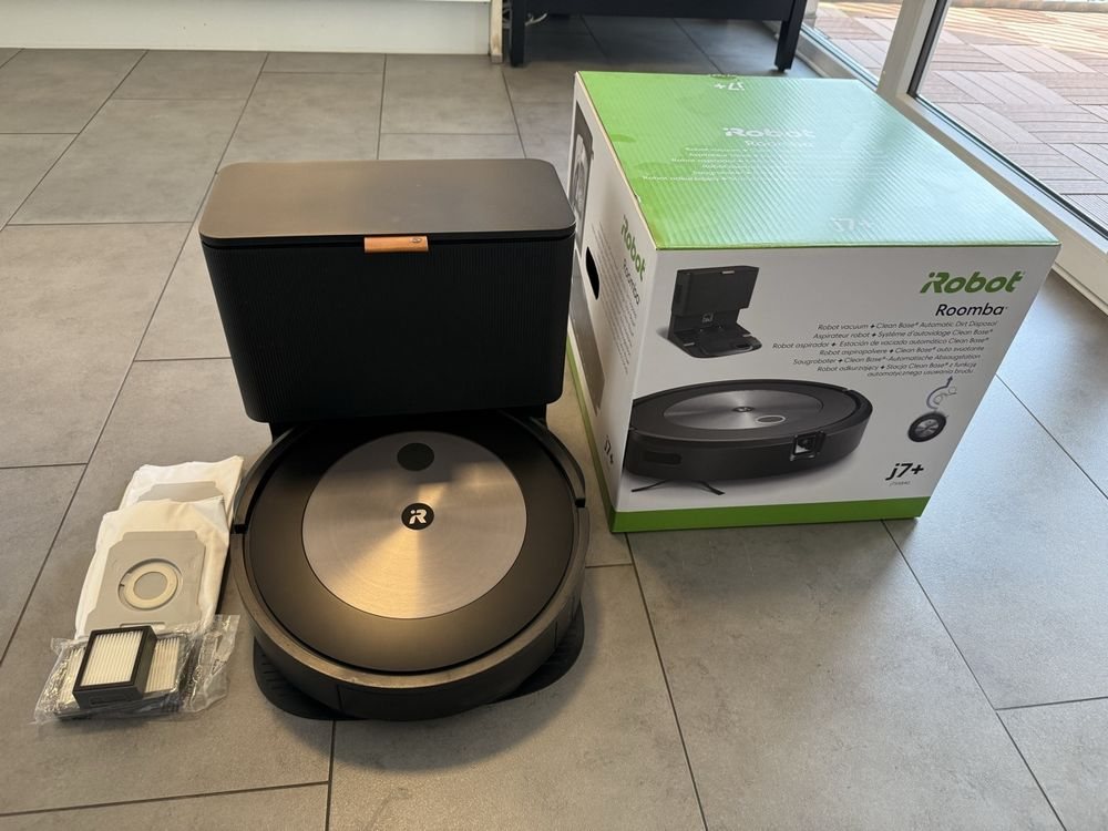 iRobot Roomba j7+ Saugroboter mit Selbstentleerungsstation Ansicht 2