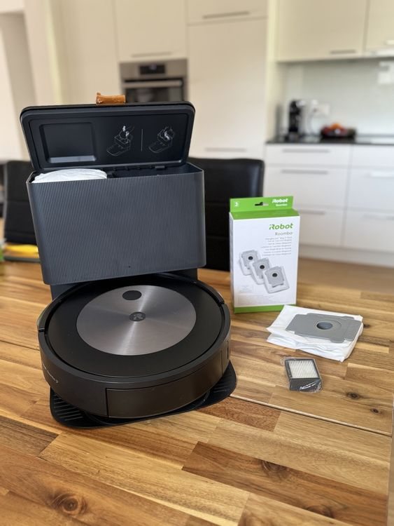iRobot Roomba j7+ Saugroboter mit Selbstentleerungsstation Ansicht 4